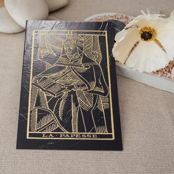 Carte du tarot La Papesse – illustration du parfum du Tarot TSAEY, photographiée en mise en scène naturelle.