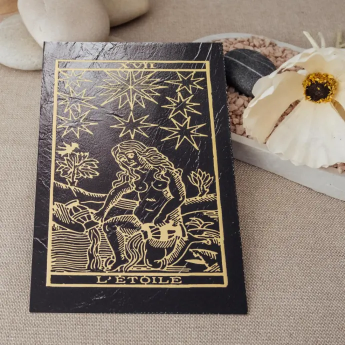 Carte du tarot L’Étoile – illustration du parfum du Tarot TSAEY, photographiée en mise en scène naturelle.