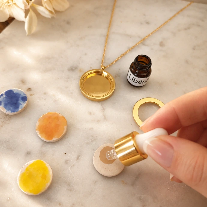 Aplication du parfum sur pierre