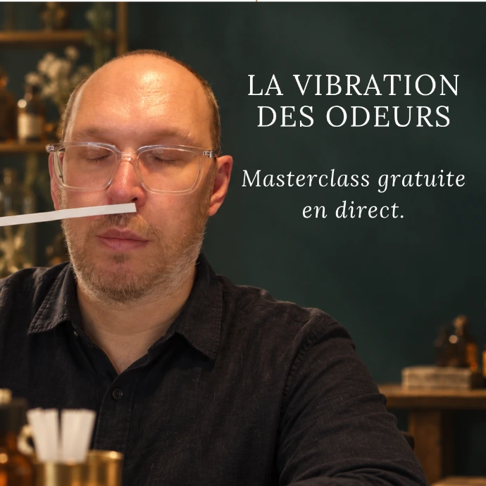 érôme, co-créateur de TSAEY, explorant une matière olfactive sur une mouillette.
